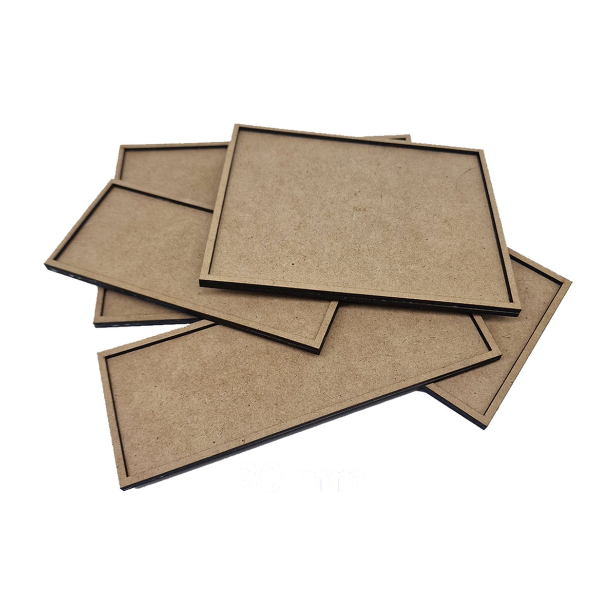 Bandejas de movimento em MDF por pintar, de várias medidas, sobrepostas sobre fundo branco.