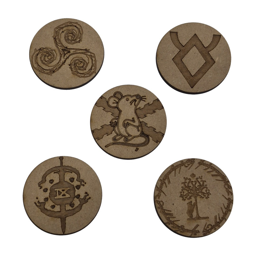 Cinco tokens de objetivo de 40 mm en DM con diseños personalizados grabados con láser