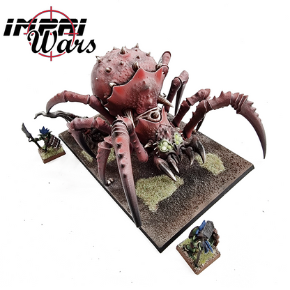 Ejemplo de peana rectangular de 100x150 mm con una gran miniatura arácnida montada.