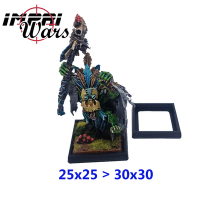 Miniatura montada en una peana cuadrada junto a un adaptador negro de 25x25 a 30x30 mm.