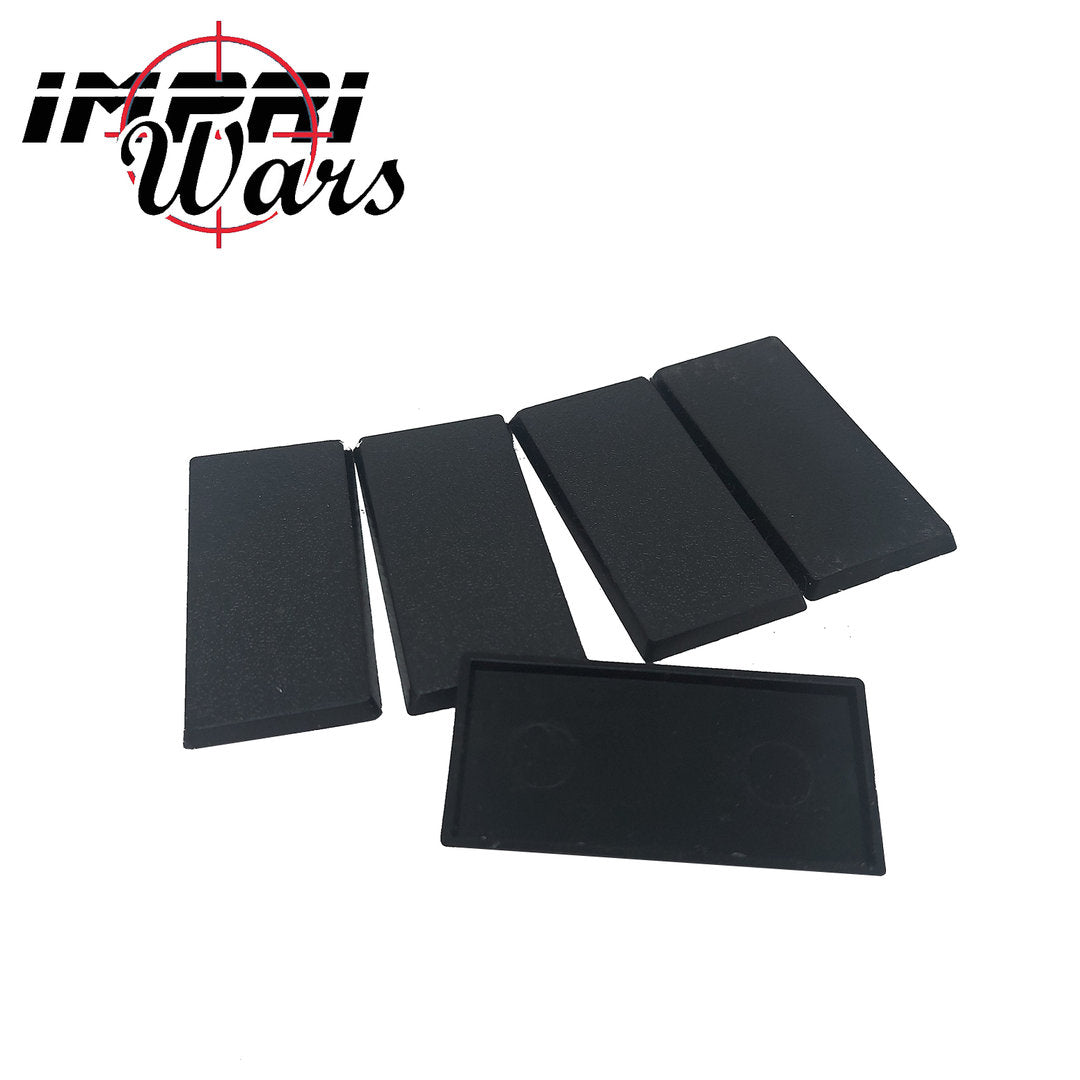 Varias peanas negras rectangulares de caballería de 25x50 mm.