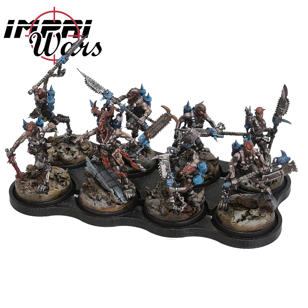 Grupo de miniaturas sobre una bandeja de movimiento negra con huecos redondos.