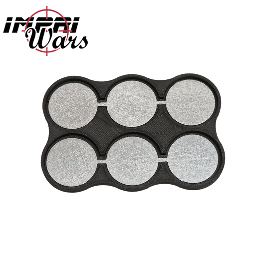 Bandeja imantada negra para seis peanas redondas de 32 mm, con seis superficies metálicas visibles.