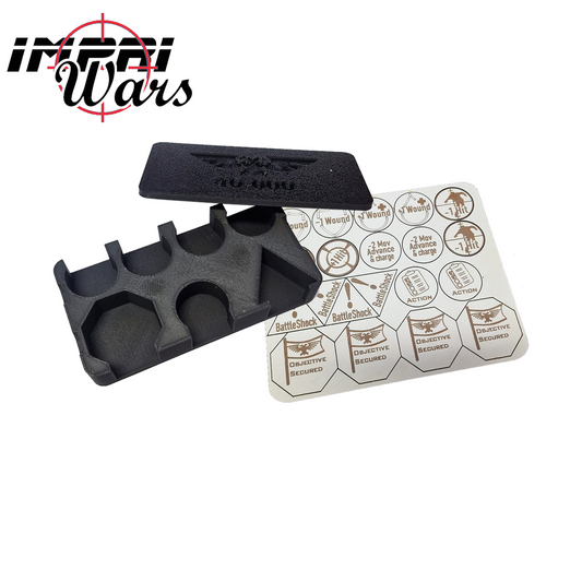 Caja negra con huecos para tokens junto a la plancha de marcadores de Warhammer 40K.