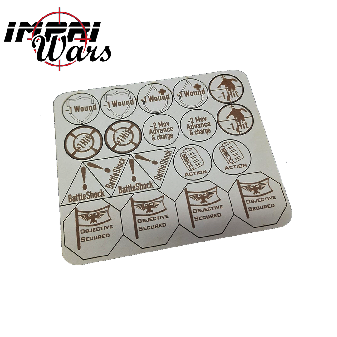 Plancha de tokens de Warhammer 40K con marcadores redondos, triangulares y de objetivo grabados.