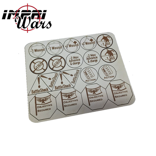 Plancha de tokens de Warhammer 40K con marcadores redondos, triangulares y de objetivo grabados.