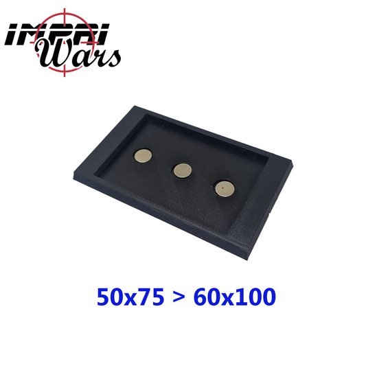 Adaptador negro rectangular con tres imanes redondos y un borde elevado.