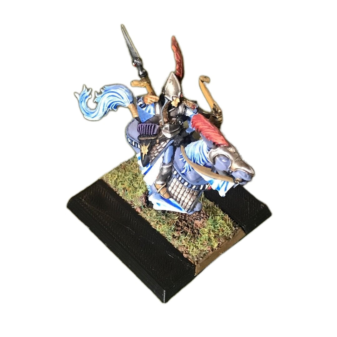 Adaptador de peana de 25x50 a 50x50 mm con un caballero montado