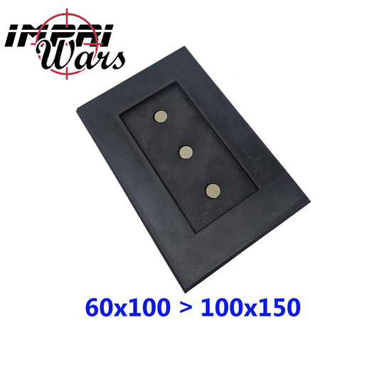 Adaptador negro rectangular con tres imanes redondos alineados en el centro.