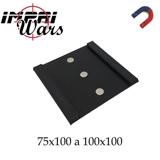 Adaptador negro de peana con tres imanes redondos y laterales elevados.
