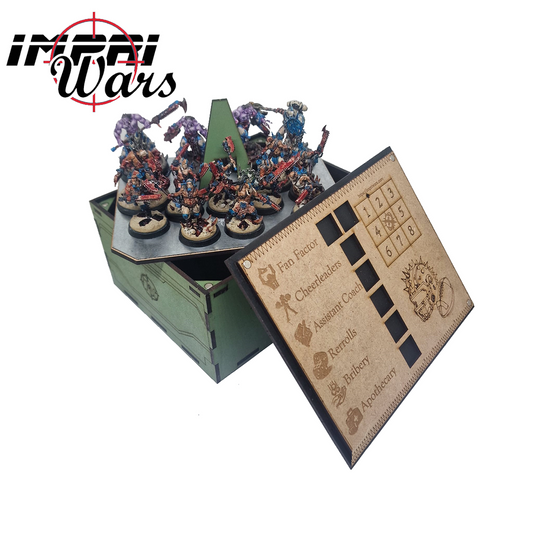 Caja de transporte Blood Bowl abierta, con miniaturas dentro y tapa perforada apoyada delante.