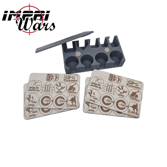 Caja gris de tokens junto a dos planchas de marcadores grabados de la Guardia Imperial.