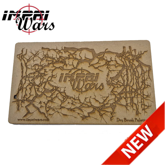Paleta rectangular de DM para pincel seco con superficie decorada con ramas grabadas.