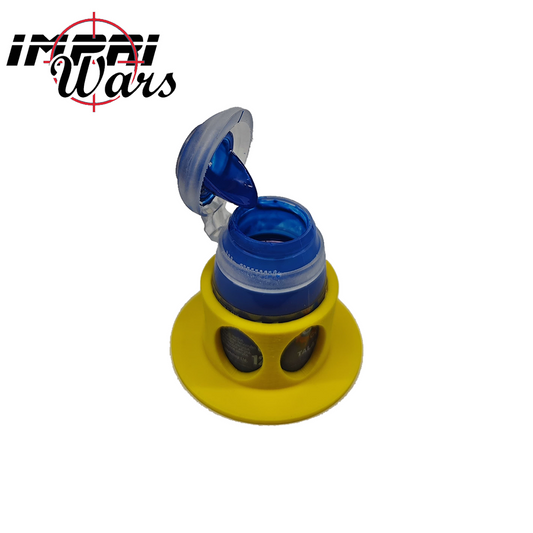 Soporte amarillo con un bote de pintura azul con el tapón abierto.