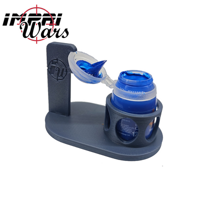 Soporte gris para bote de pintura con un bote azul y su tapa colgada de la percha.