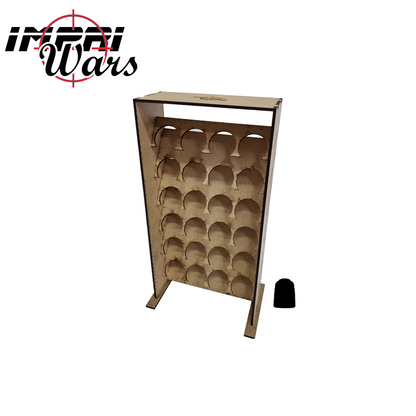 Organizador vertical de pinturas de DM con filas de huecos circulares y un bote negro al lado.