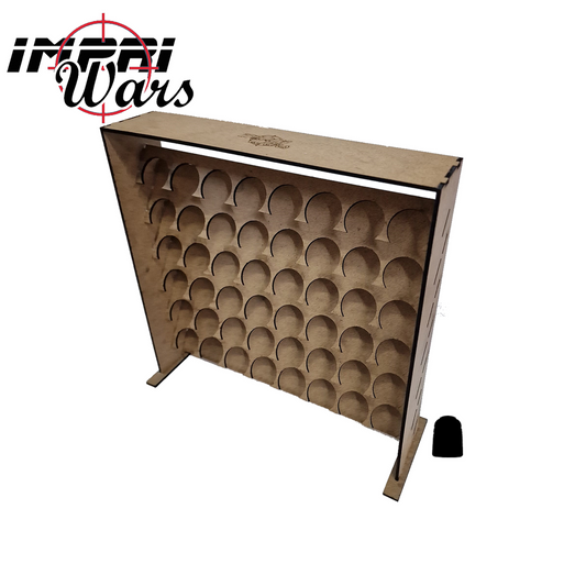 Organizador vertical de pinturas de DM con filas de huecos circulares y un bote negro al lado.