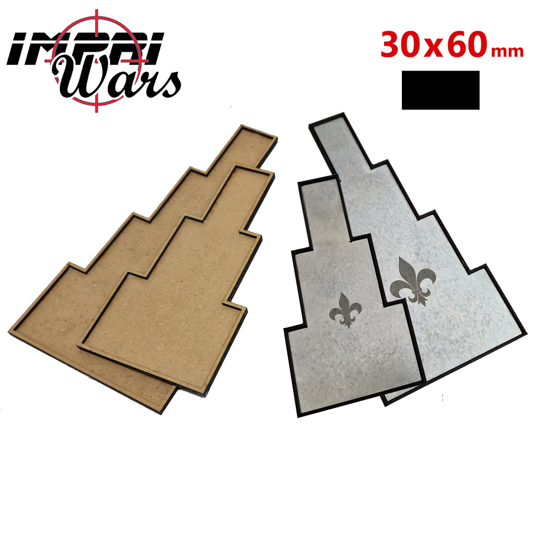 Cuatro bandejas en formación de lanza para peanas de 30x60 mm: dos de DM y dos imantadas con chapa metálica y flor de lis grabada.