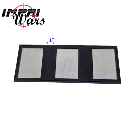 Bandeja imantada negra de hostigadores con tres huecos rectangulares y superficies metálicas.