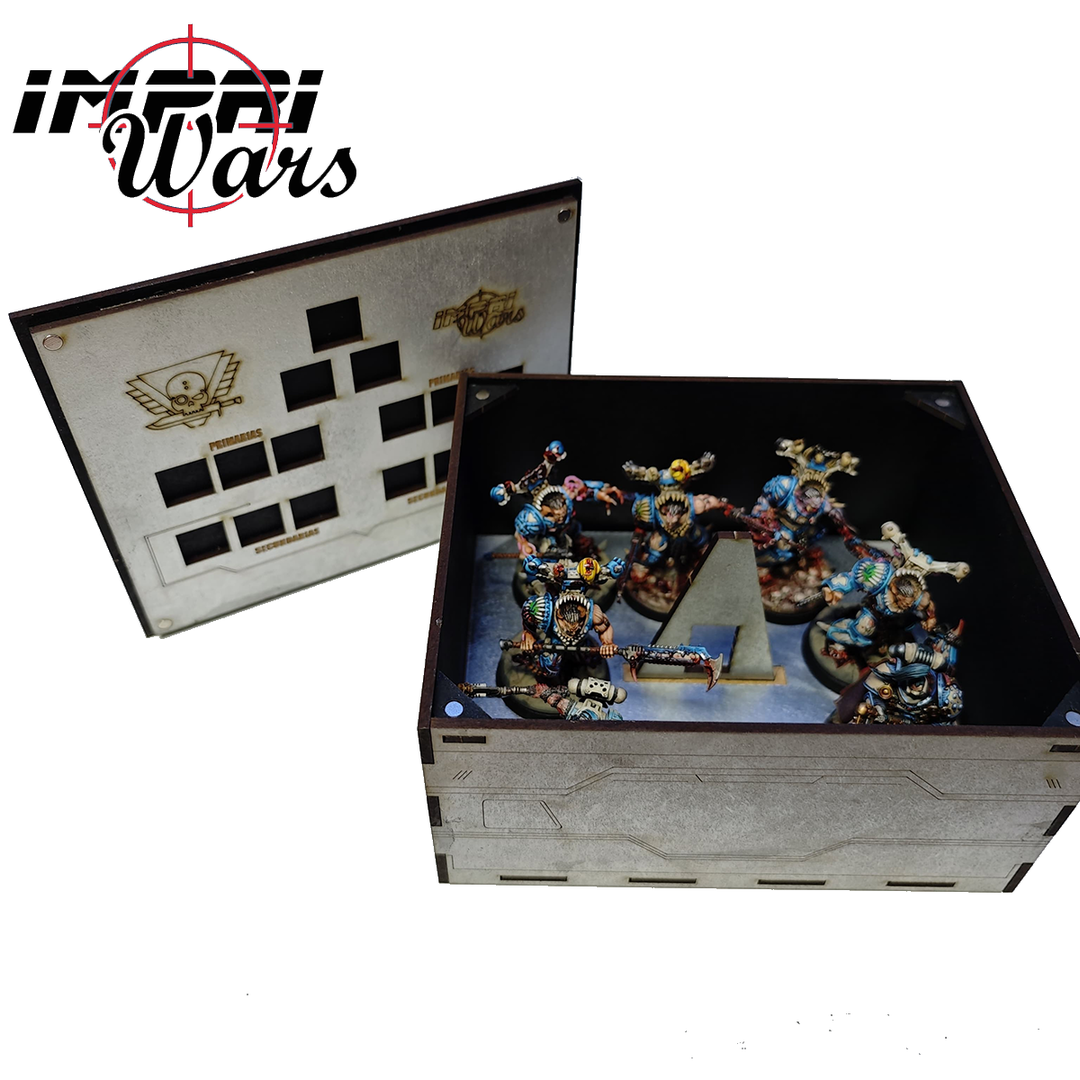 Caja de transporte Kill Team abierta, con miniaturas en el interior y tapa con huecos.