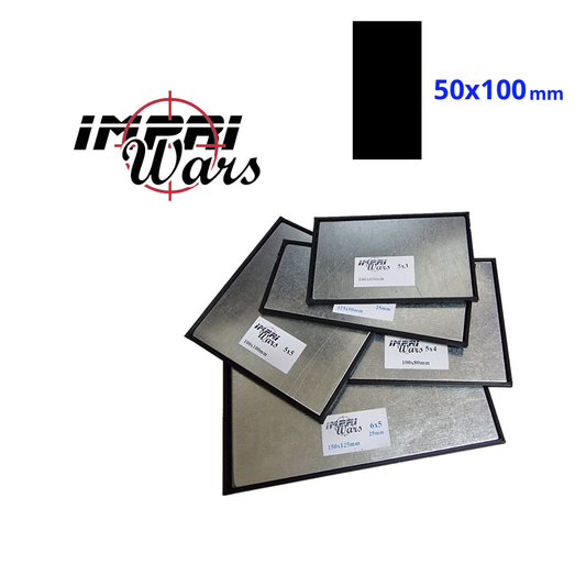 Portada de ImpriWars: bandejas imantadas superpuestas, con chapa de acero galvanizado y borde negro, junto al símbolo de la peana de 50×100 mm.