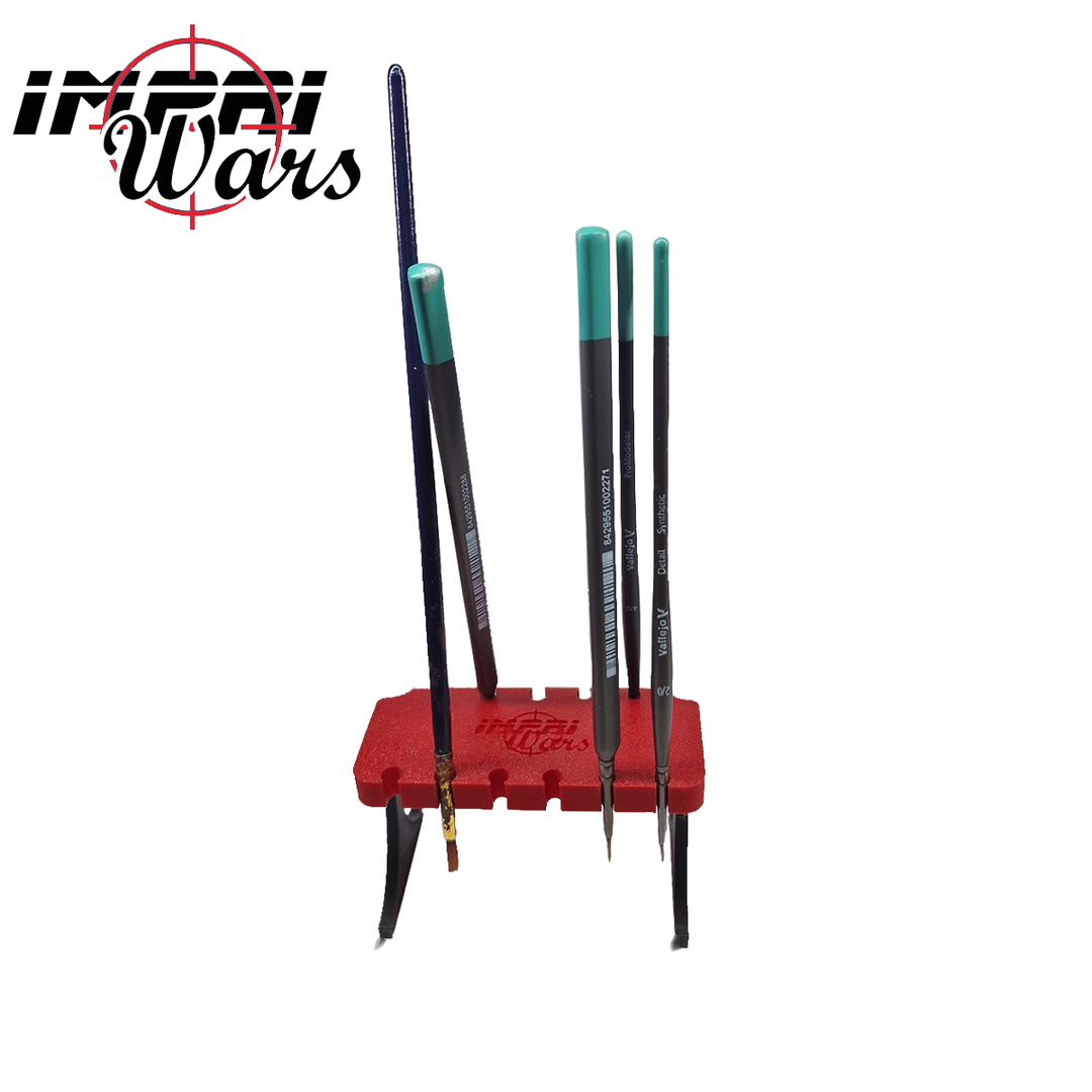 Soporte rojo para pinceles con varios pinceles colocados en vertical.