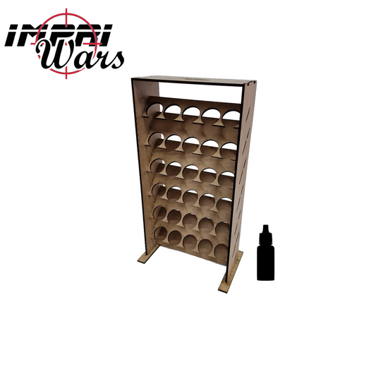 Organizador vertical de DM con filas de huecos para botes de pintura y un bote negro al lado.